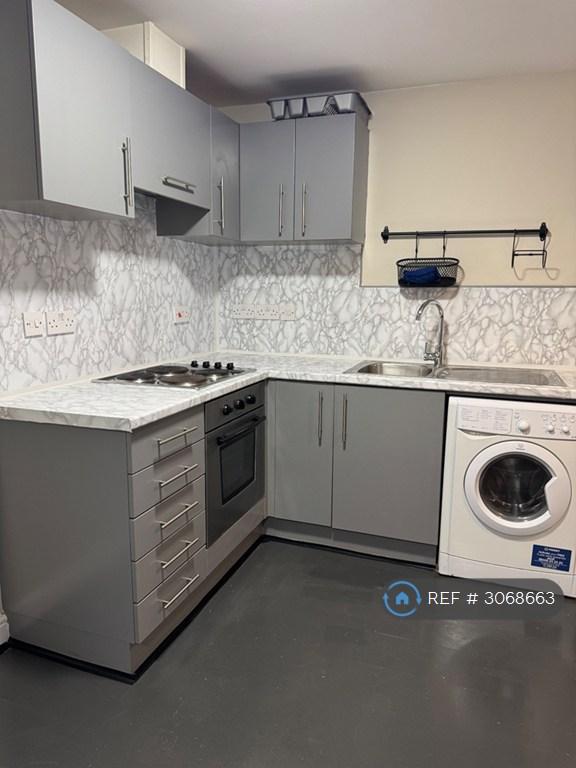 2 bedroom flat in Moss Lane East, Manchester, M14 (2 bed) (#3068663)