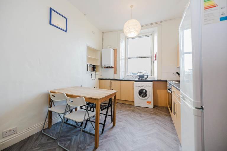 Bright and desirable, 3-bedroom, HMO flat in Newington – available now