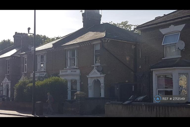 3 bedroom flat in Turnpike Lane, London, N8 (3 bed) (#2713549)