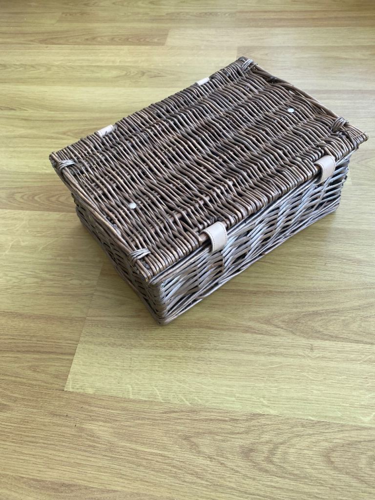 WICKER GIFT HAMPER