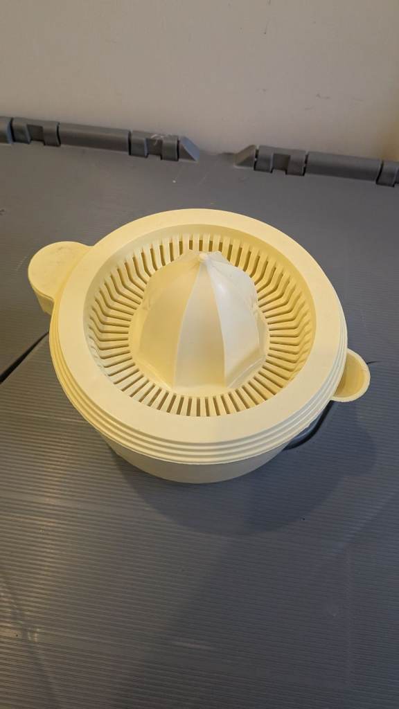 Style Manual Citrus Juicer / Squeezer