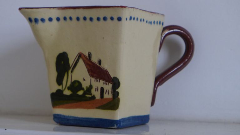 COLLECTABLE: VINTAGE TORQUAY DEVON POTTERY MOTTO WARE SOUVENIR JUG. MILK JUG. WATER JUG