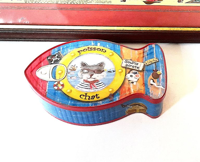 COLLECTABLE LIDDED TIN - FRENCH - POISSON FISH SHAPED - 17 x 10 cm GOOD