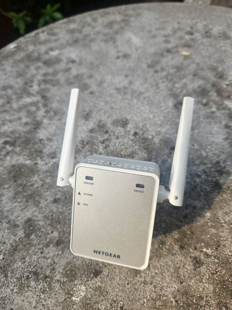 NETGEAR EX2700 WiFi extender in good  condition - central London 