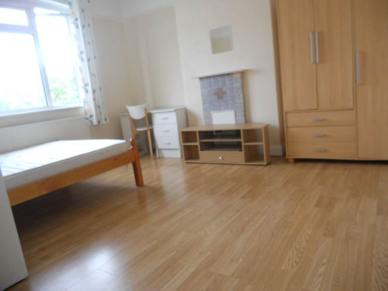 Huge double and double ensuite, zone 3, 1 minute to train station,bills&wifi&off street parking inc