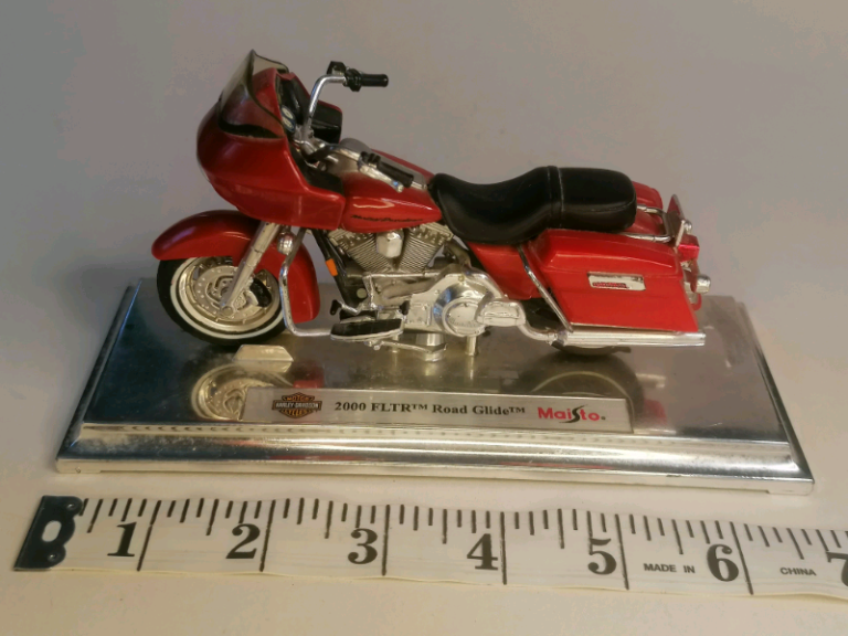 2000 Maisto Harley-Davidson FLTR Road Glide Red. 
