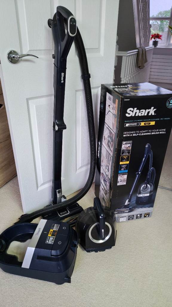 Shark CZ250UKT bagless cylinder vacuum cleaner pet model