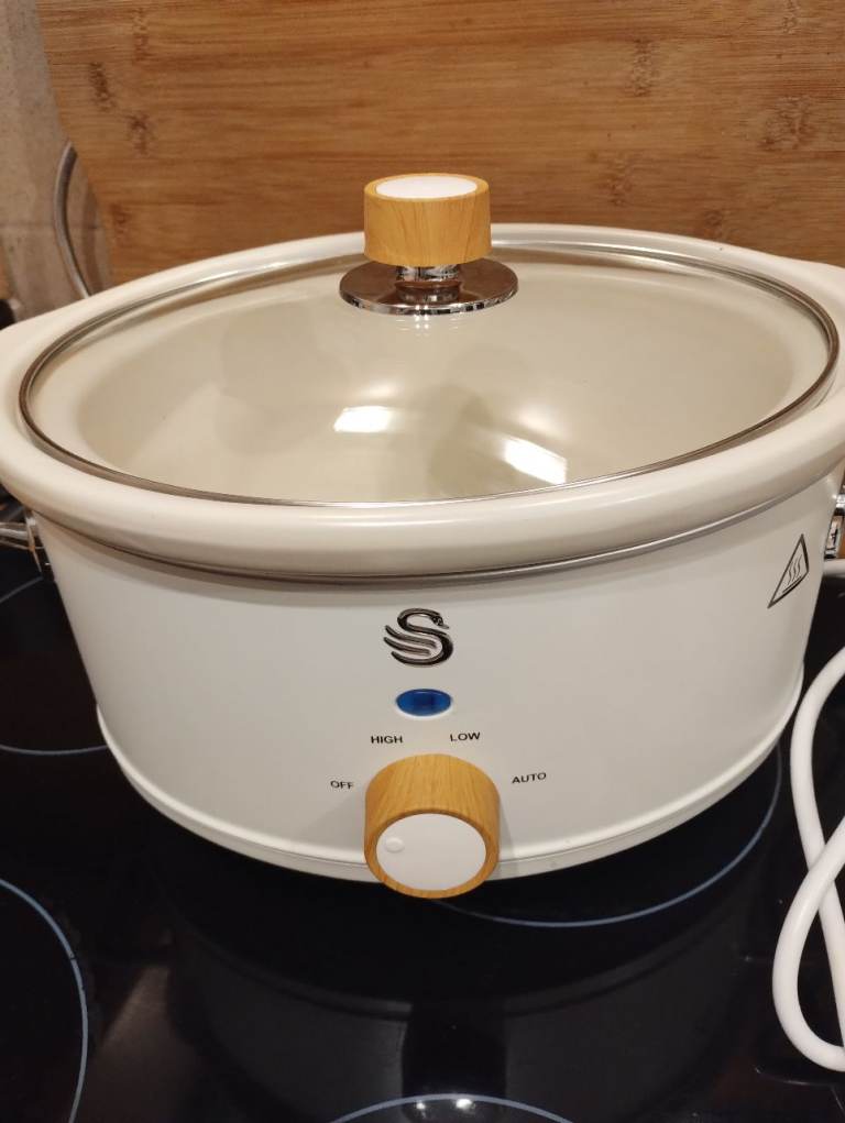 Swan slow cooker 3.5l as new 