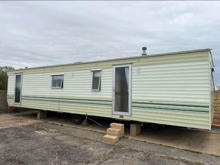 well-maintained 2-bedroom static caravan is now available to rent in Cambridge.