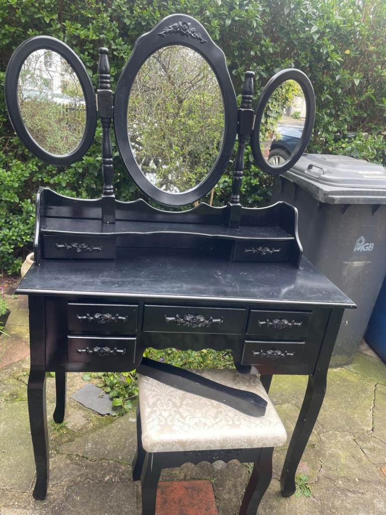 Free dressing table, mirror and stool