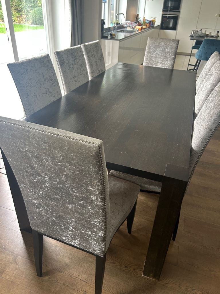 Dining table for sale 