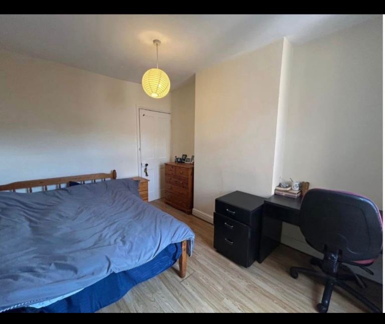 Furnished double room available 