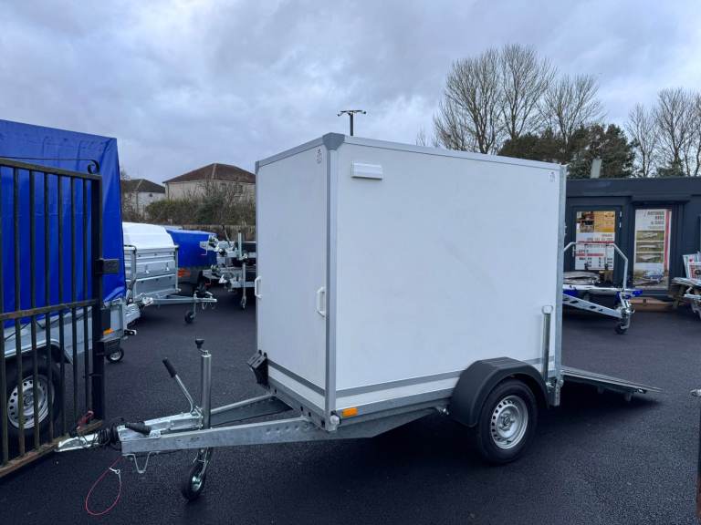 BRAND NEW 6,7FT X 5FT X 6FT SINGLE AXLE BOX TRAILER WITH DUO DOORS AND SIDE DOOR 1300KG BRAKED