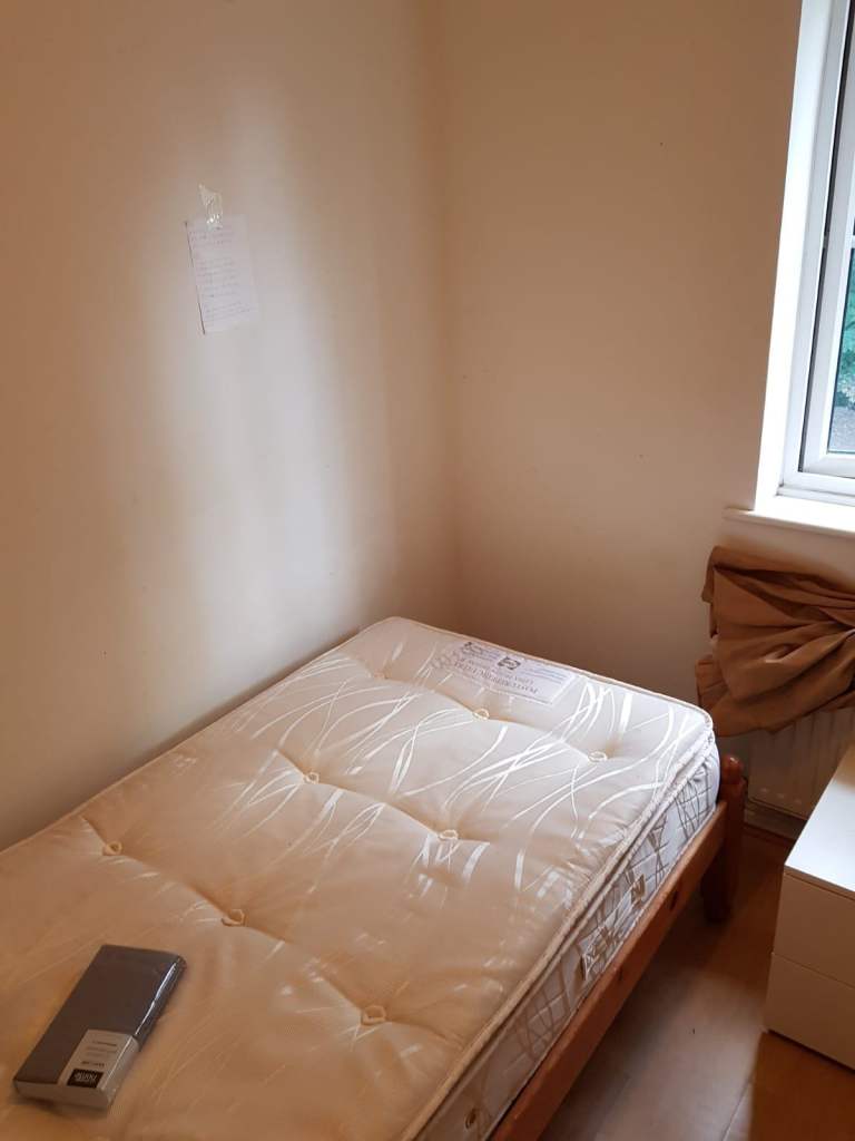 Spacious & Cosy Single Room For Rent - SE28 8QU