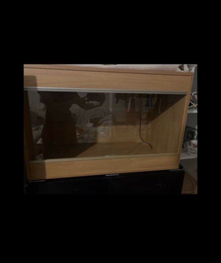 Reptile enclosure 