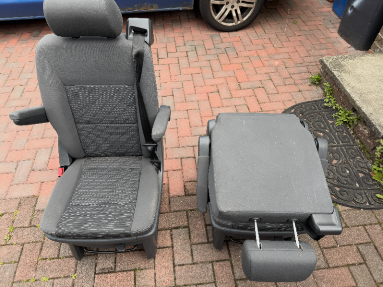 Captain's Seats – Pair of Genuine Swivelling Middle Row Seats