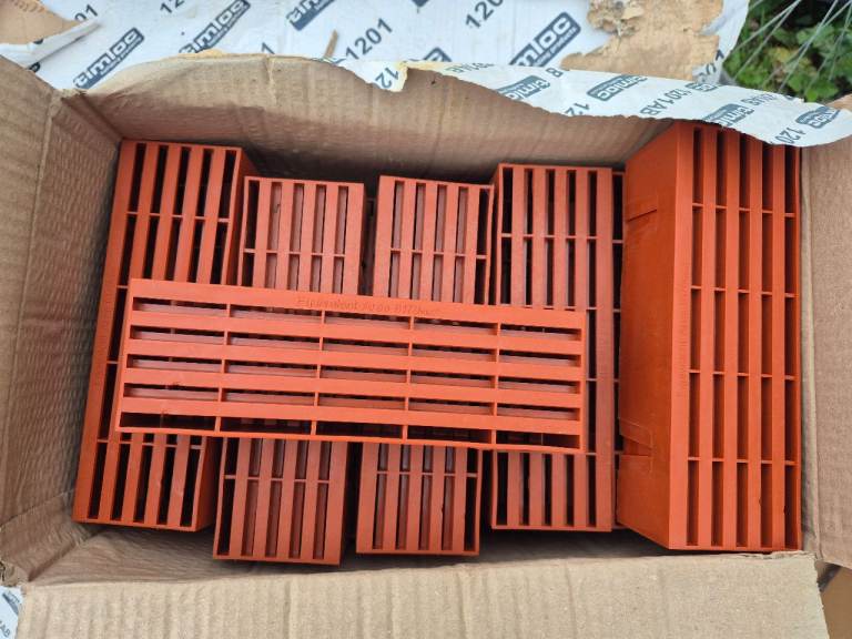 37 x Timloc 1201AB Airbricks
