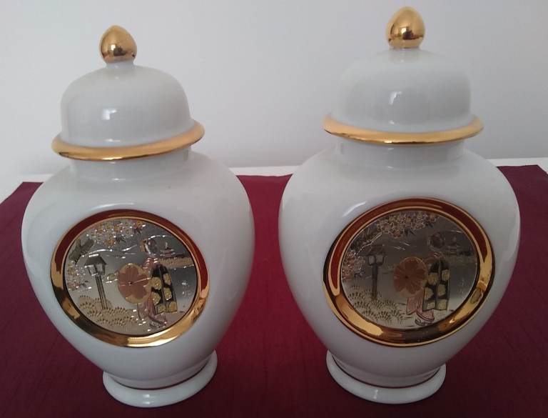 A PAIR OF WHITE CHOKIN GINGER JARS (WITH LIDS) - EXCELLENT CONDITION