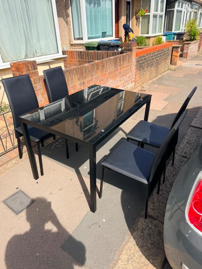 Dining table with 4x chairs 