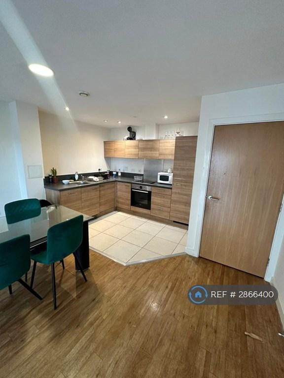 2 bedroom flat in Commercial Road, London, E14 (2 bed) (#2866400)