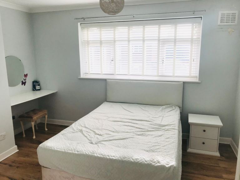 Excellent large double room - TOWN CENTRE LOCATION 