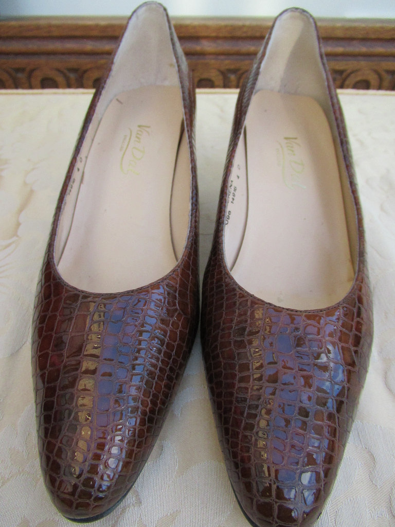 Ladies 'Van Dal' designer crocodile patterned patented leather Brown shoes. Size 4 D 
