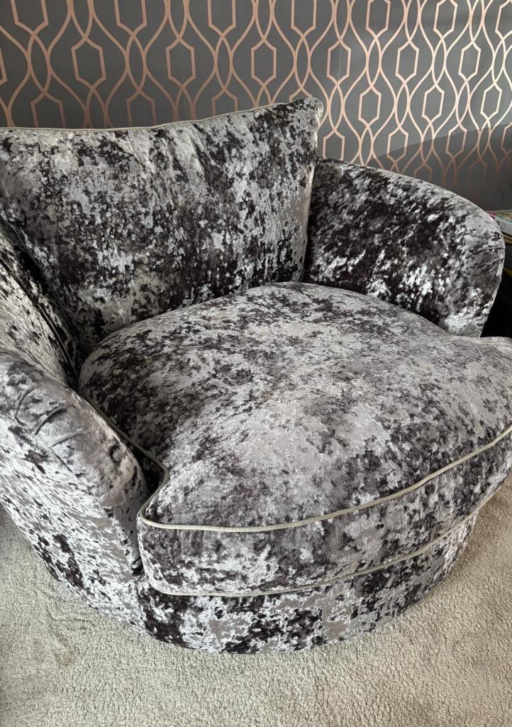 GREY CRUSHED VELVET CUDDLE/LOVE SOFA