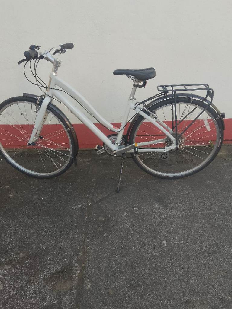 🛑 FREE DELIVERY, VIRTUALLY BRAND NEW LADIES 'GLOBE' BICYCLE 