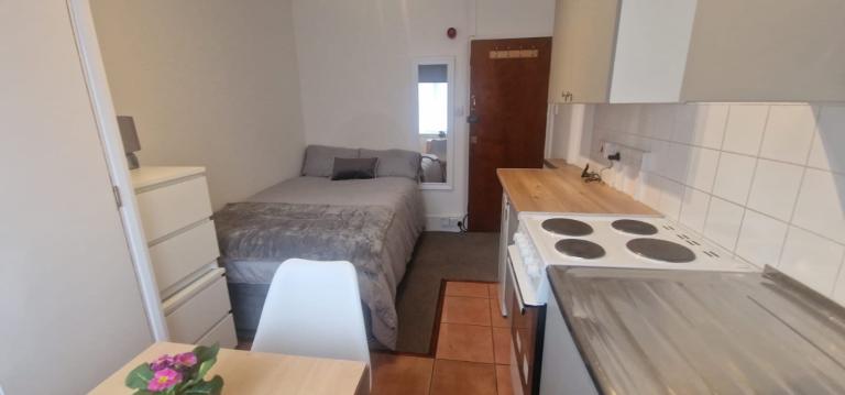 Double room to let in W2:  close to Notting Hill Gate , Queensway & Bayswater stations