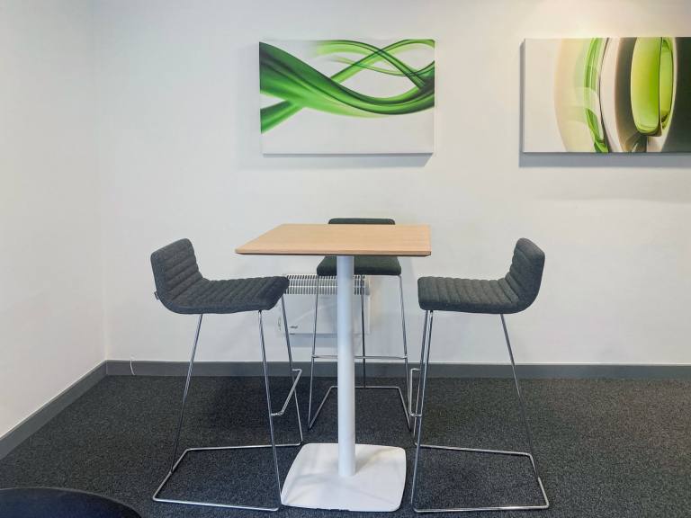 Tewkesbury - GL20 8SD \ Move-In Ready Office for 3 Workstations