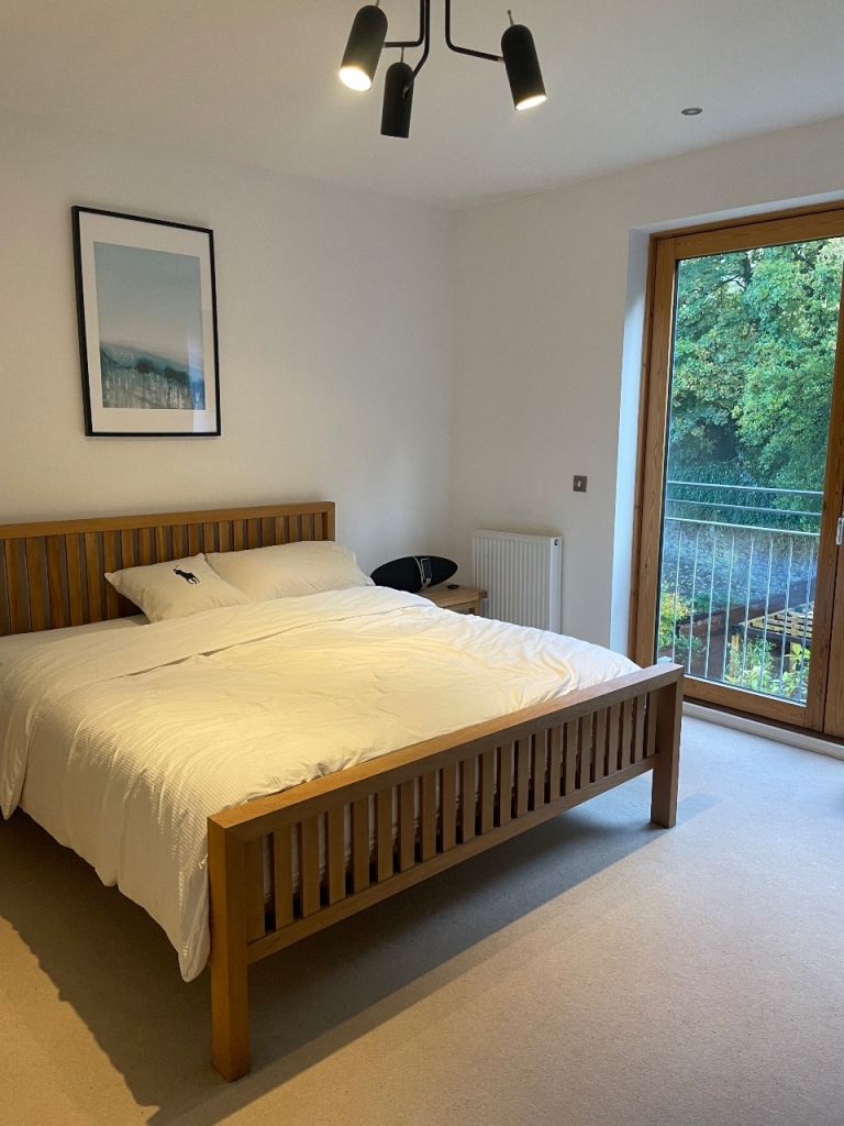 Professional type to rent a room in Egerton Bolton