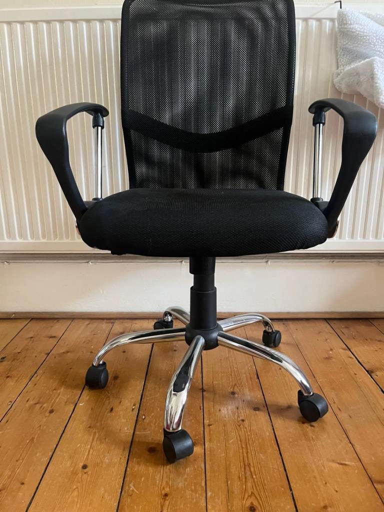 Black Office Chair with Mesh Back – Good Condition