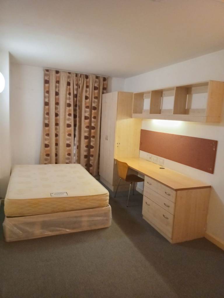 DOUBLE ROOM TO LET 
