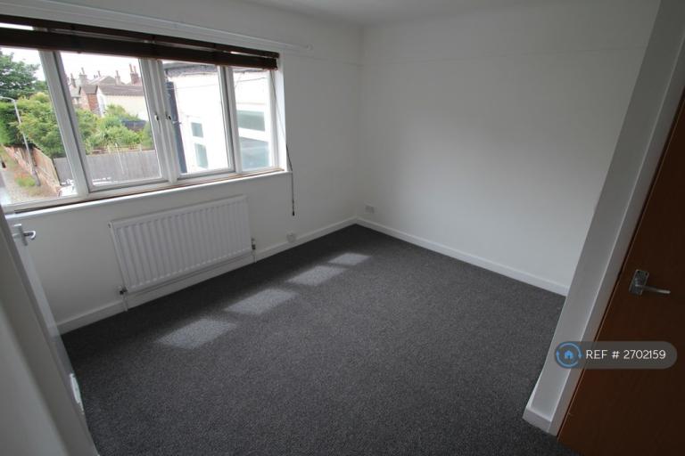 2 bedroom flat in Banks Road, West Kirby, Wirral, CH48 (2 bed) (#2702159)