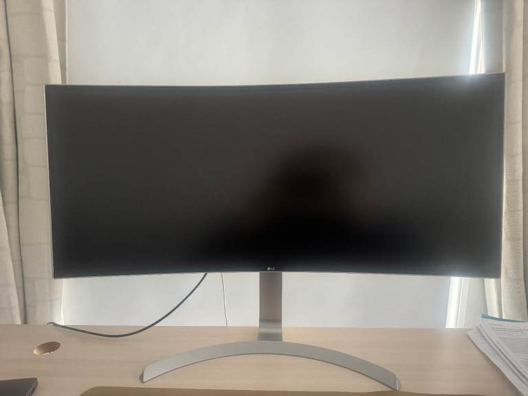 LG 34UC99 curved monitor 34”