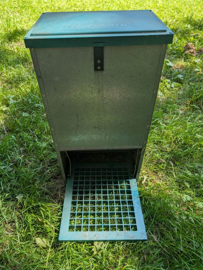 Feedomatic automatic poultry feeder
