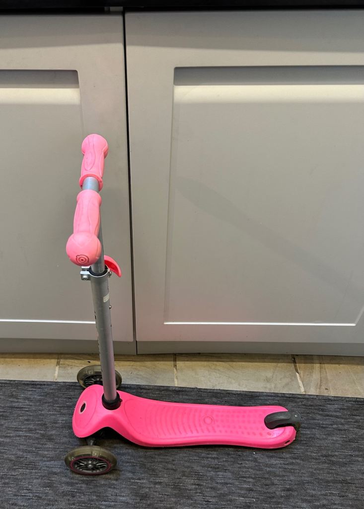 GIRL'sw FLASHING LED WHEELS, PINK KICK PUSH SCOOTER, ADJUSTABLE HEIGHT, THREE WHEEL WITH BRAKE.