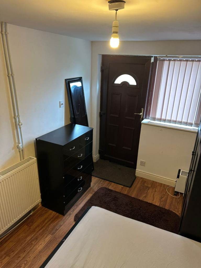 Large Double Bedroom(Fully Furnished)