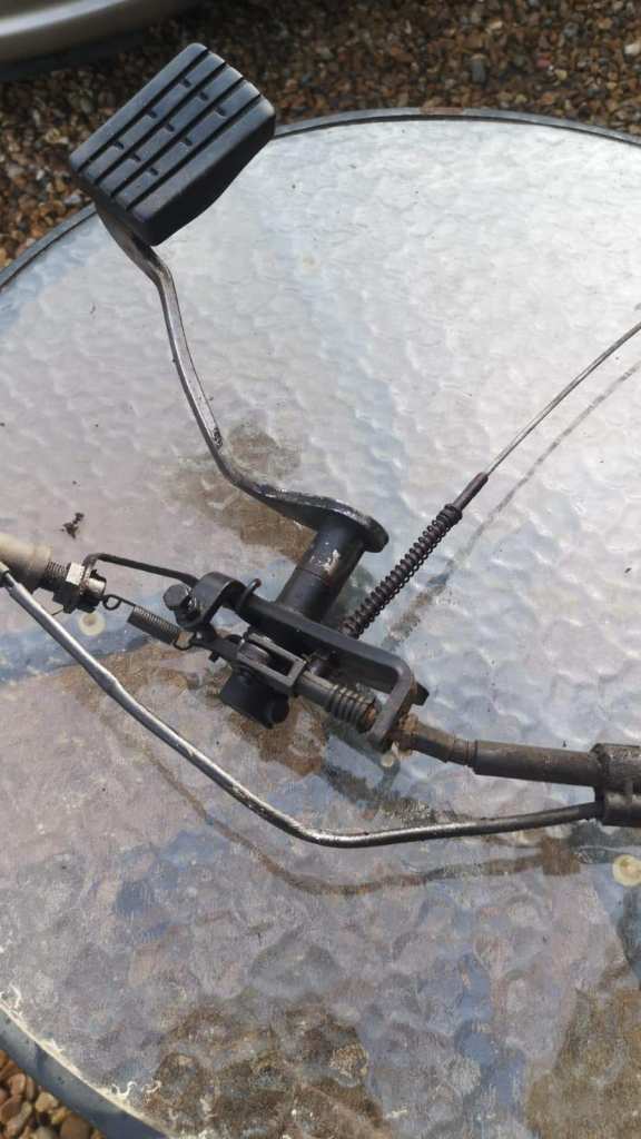 YAMAHA XVS 125 DRAGSTAR 2000-2004 BRAKE PEDAL MECHANISM / ASSEMBLY