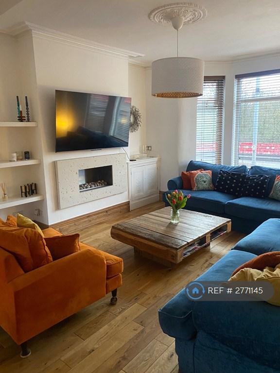 3 bedroom house in Manchester Old Road, Manchester, M24 (3 bed) (#2771145)