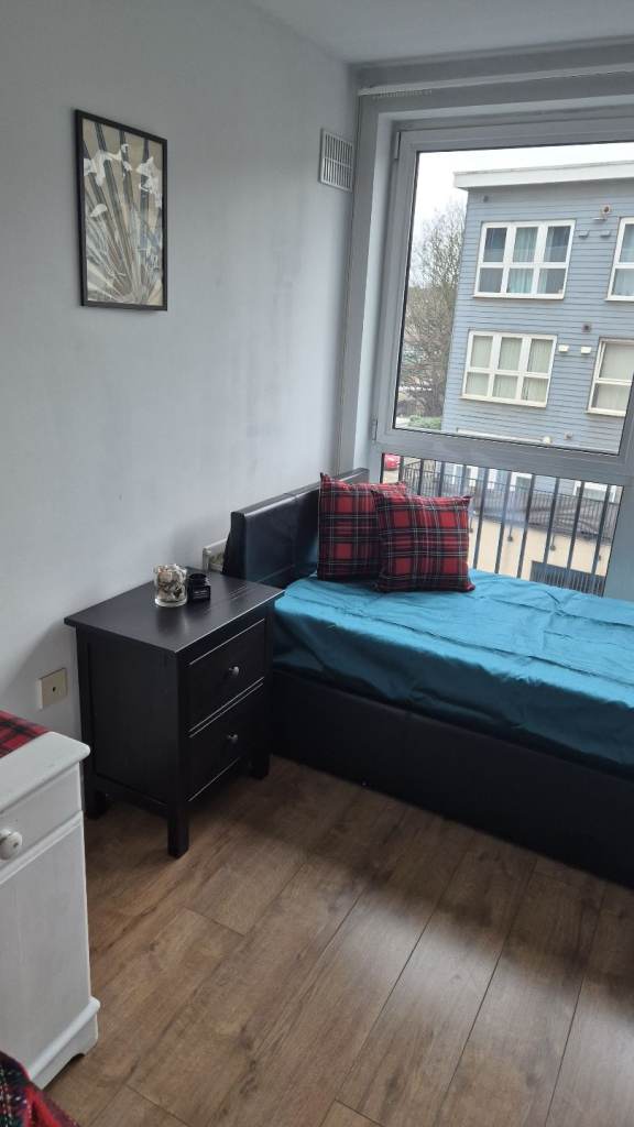 Beautiful  sunny single room available  now !Da12 