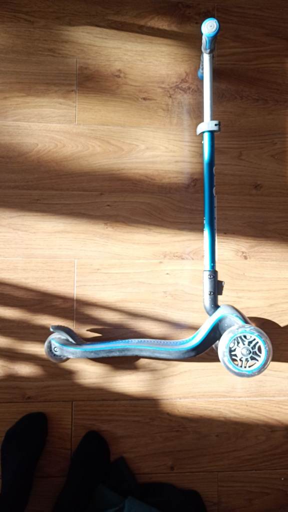 Good Condition Blue Globber Scooter with Pads