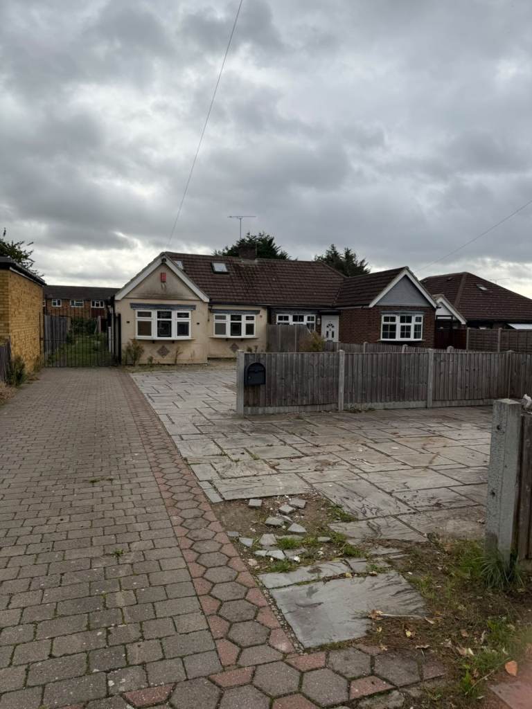 4 BED BUNGALOW RM5 (£2500)