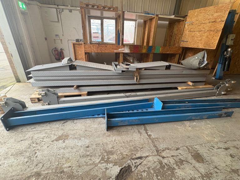 Double hydraulic ramp lift 