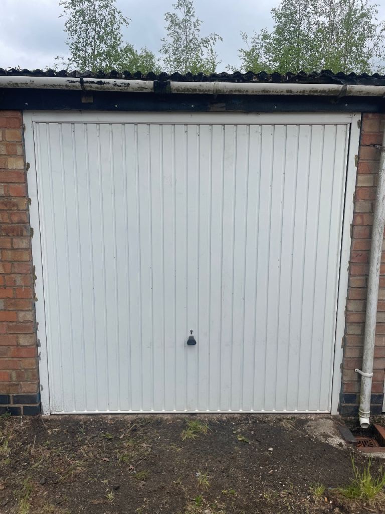 Lock up garage to rent 