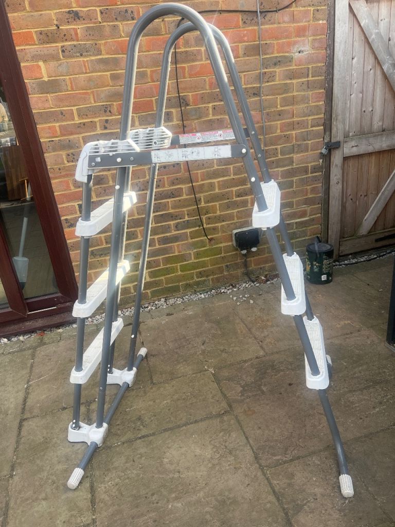 Swimming pool ladder
