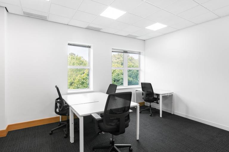 Luton - LU1 3PE \ Office for 3 Workstations Available Now