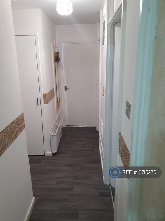 1 bedroom flat in Pentelow Gardens, Feltham, TW14 (1 bed) (#2715270)