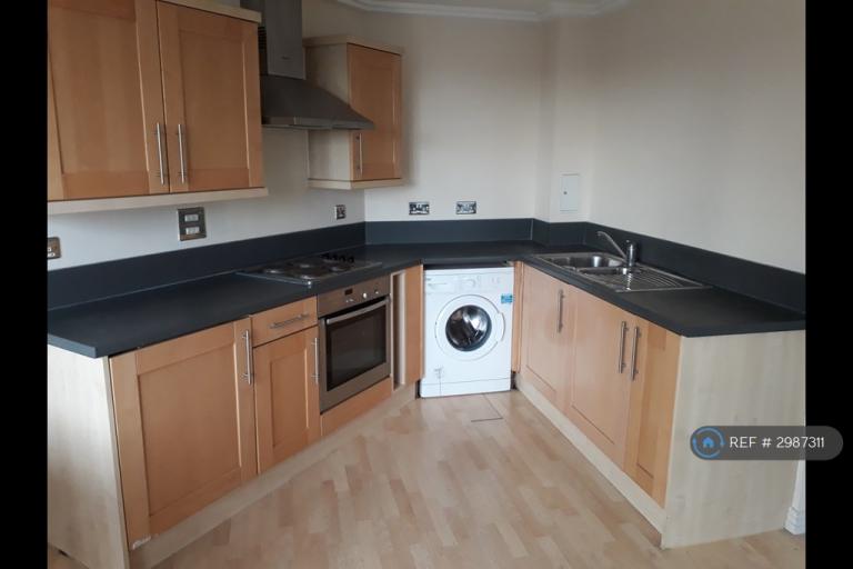 2 bedroom flat in Trentham Court, London, W3 (2 bed) (#2987311)