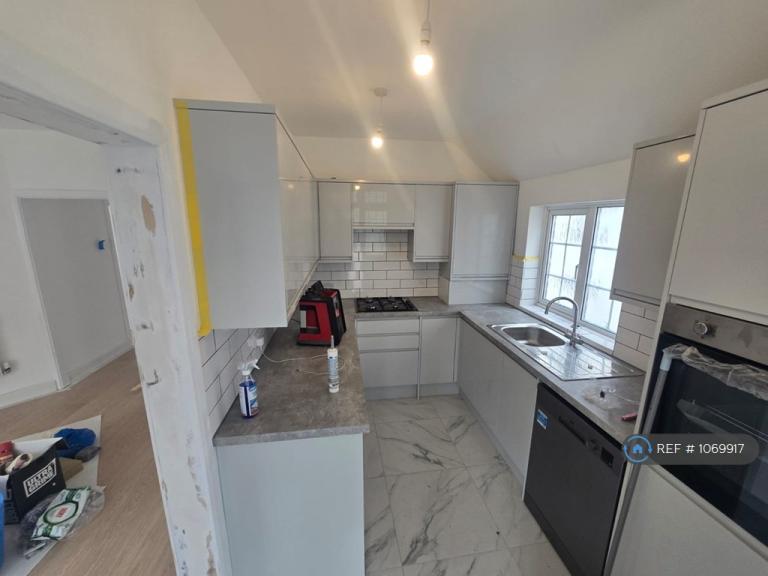4 bedroom house in Hamilton Avenue, Ilford, IG6 (4 bed) (#1069917)